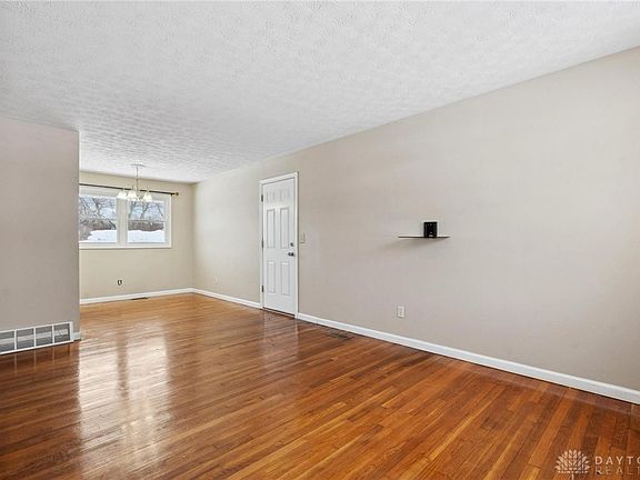 5th image of 2431 Marchmont Dr