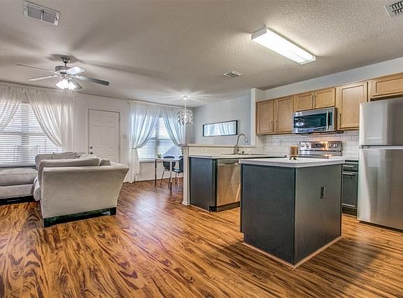 4th image of 10625 Many Oaks Dr