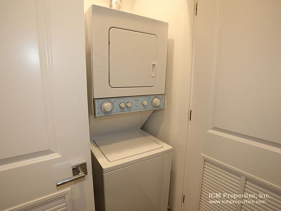 4th image of 2626 N Rockwell St