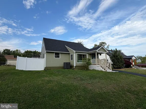 120 Orchard Dr, Levittown, PA 19054