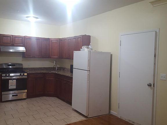 4th image of 826 Newark Ave