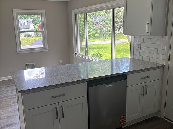5th image of 30 Camelot Dr