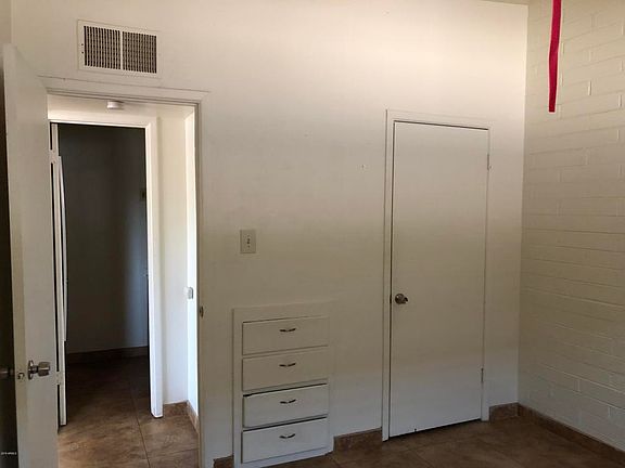 2nd image of 902 S Kenwood Cir
