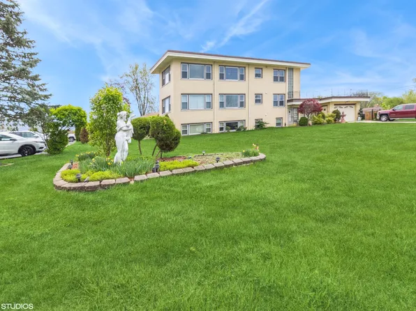 9 E Granville Ave, Roselle, IL 60172