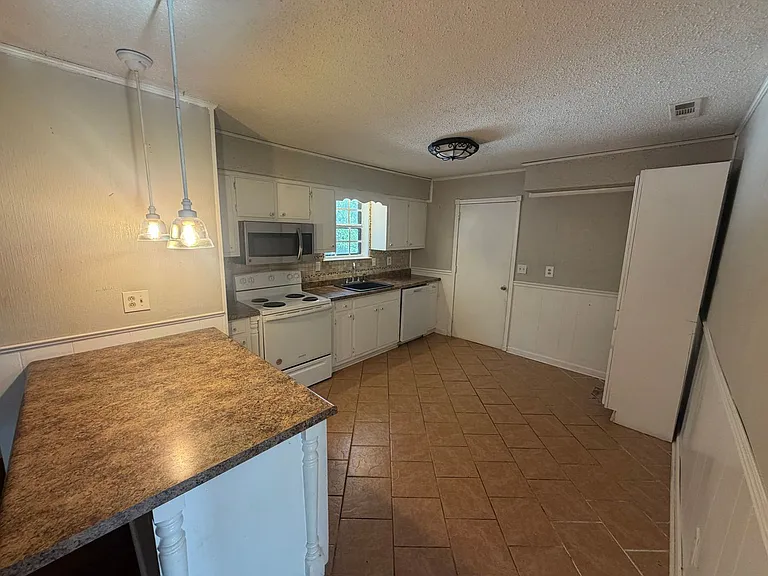 256 Canadian Dr — Photo 2
