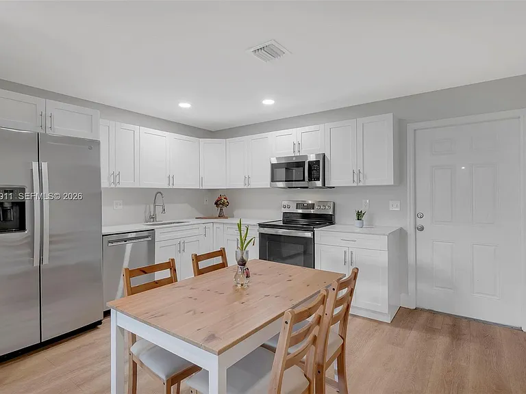700 NW 18th St #1-2 — Photo 11