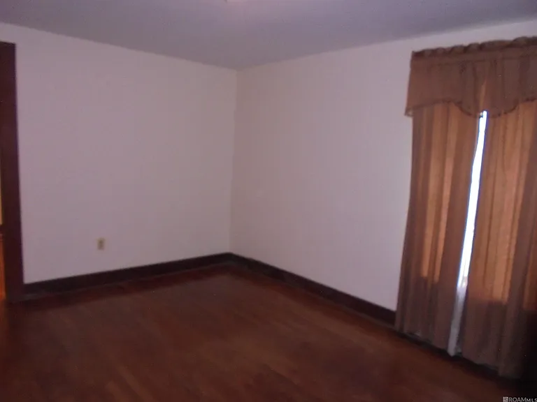 2411 Valley St — Photo 7