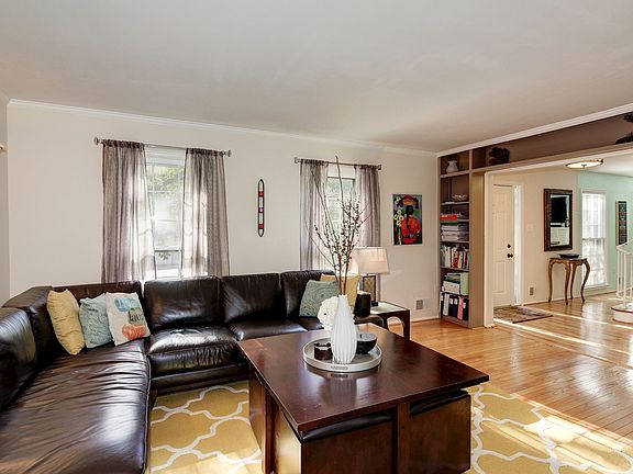 Living room w/built-ins