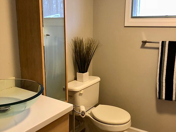 4th image of 6 Bassett Ln