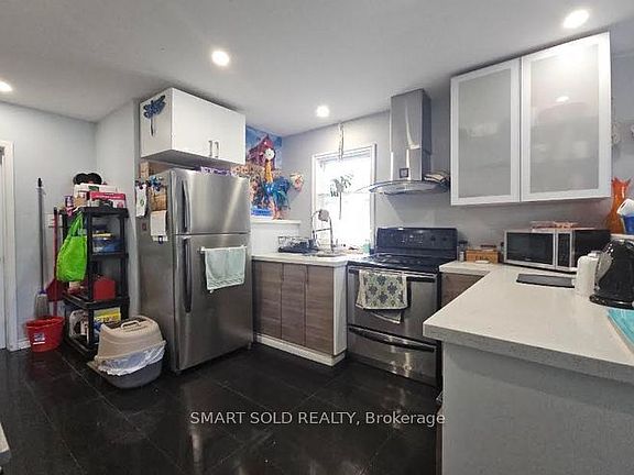 4th image of 711 Dunlop St W