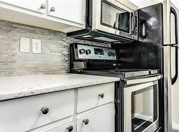3rd image of 4114 Newton Ave #217