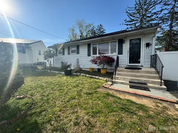 4 Rocky Brook Ct, Hightstown, NJ 08520