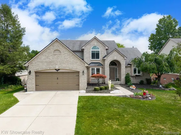 2424 Ivy Hill Dr, Commerce Township, MI 48382