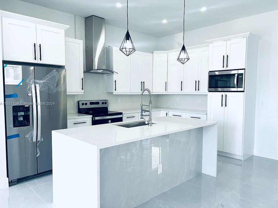 1st image of 1006 W 17th St