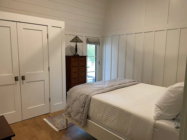 Queen guestroom