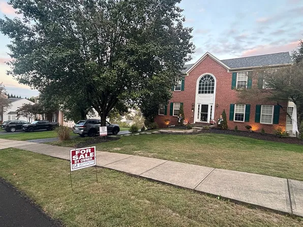 104 Hunters Run Dr, Coraopolis, PA 15108