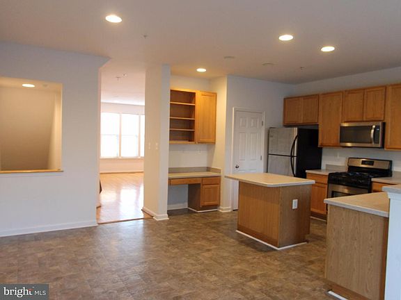 4th image of 46114 Thoroughbred Way #3