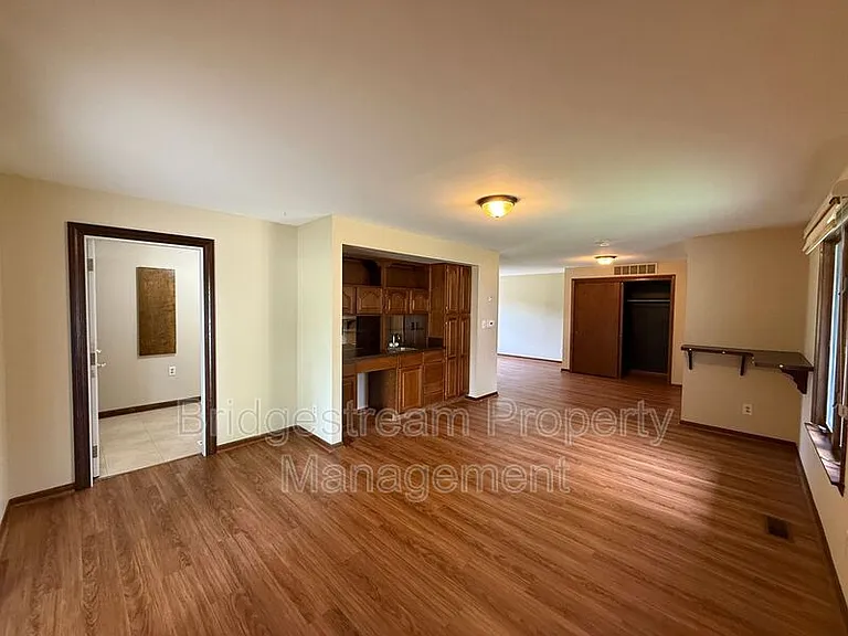 2135 E Rahn Rd — Photo 9