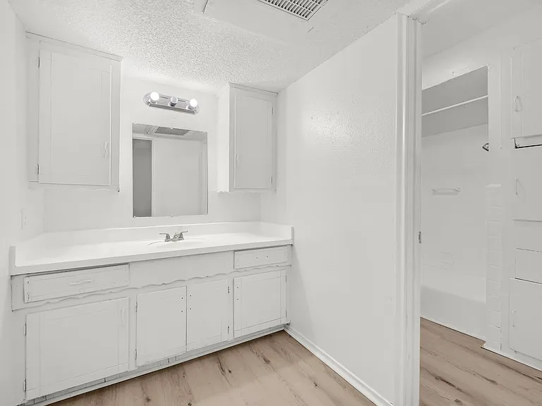 3200 W Walnut St — Photo 15
