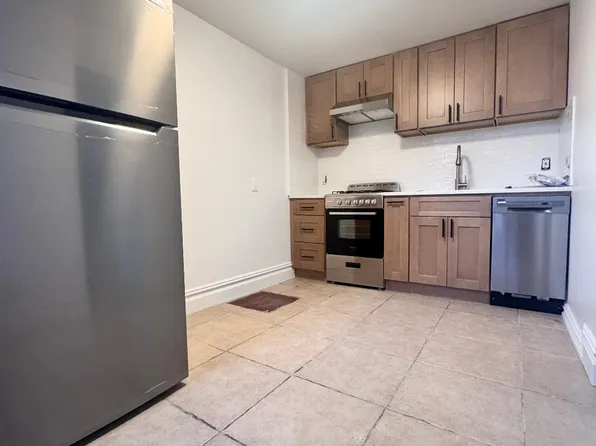 25-19 Ditmars Boulevard image 1 of 7