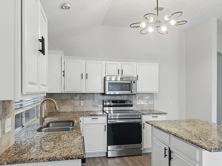 1012 Blackenhurst Ln — Photo 6