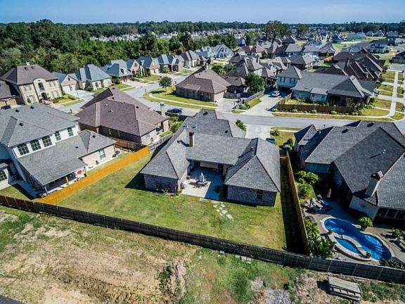 4th image of 303 Waverly Blvd