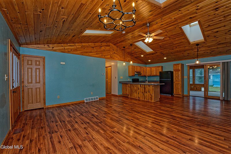 5th image of 17 Columbia Avenue
