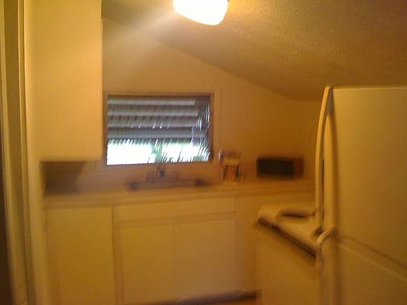 3rd image of 827 Center Ave APT 5