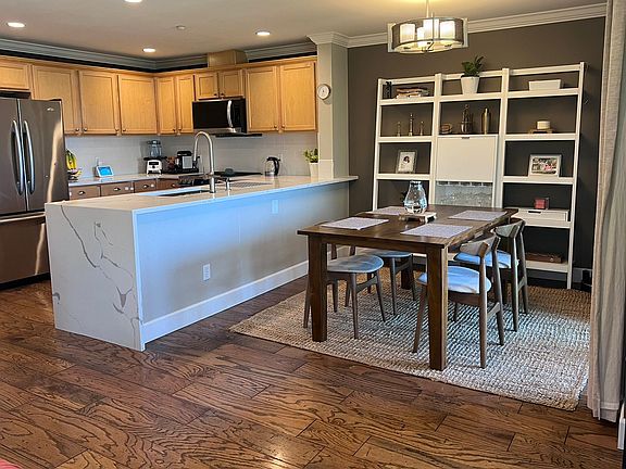 5th image of 1652 25th Pl NE Unit 301