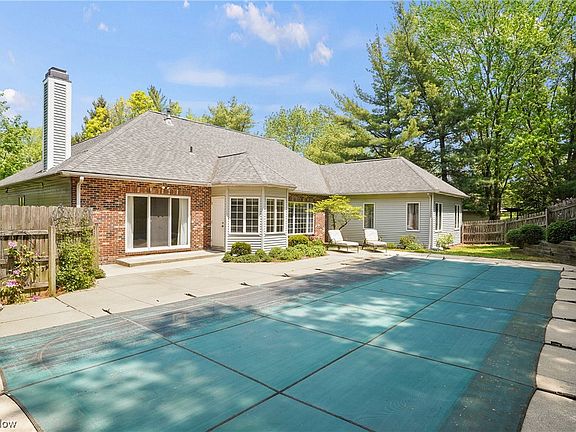 5th image of 225 Lake Pointe Dr