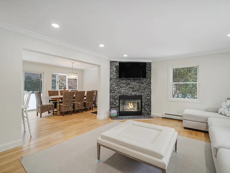 19 Pine Tree Ln — Photo 3