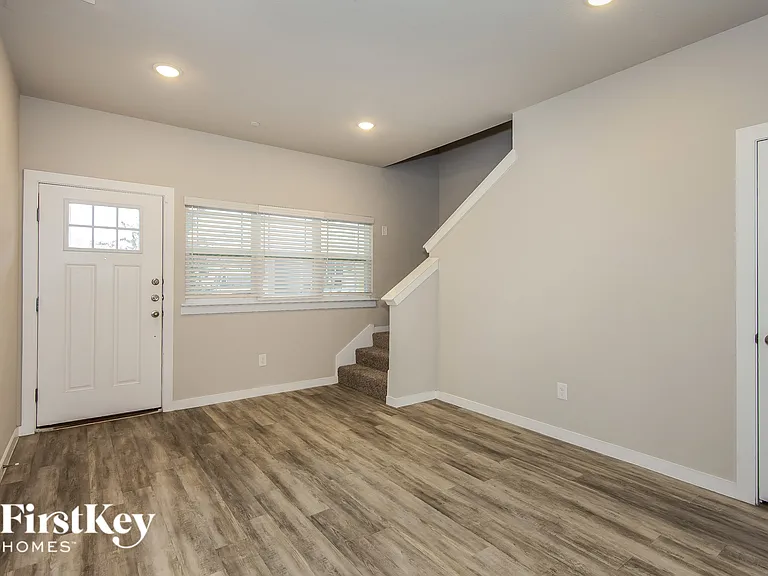 613 Sophia Way — Photo 3
