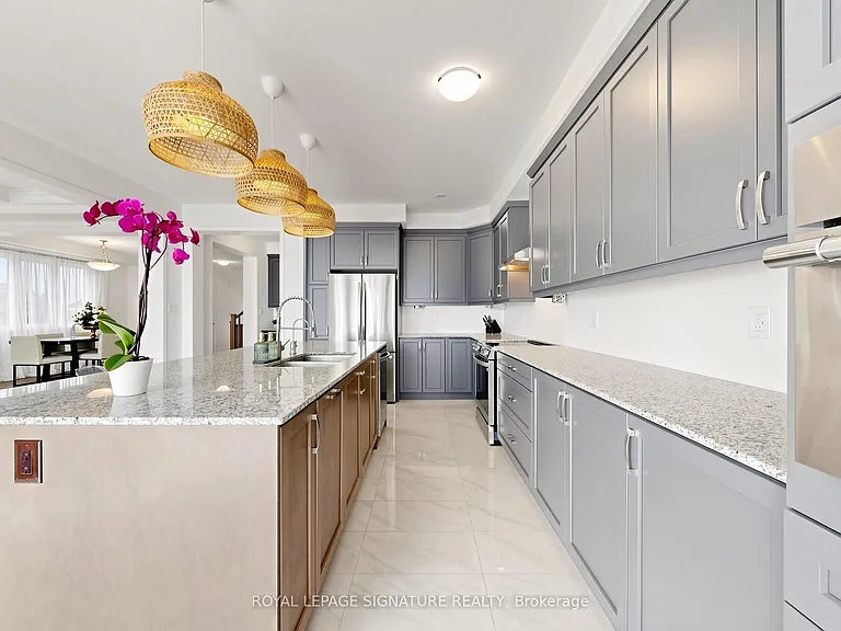 635 Newlove St — Photo 8