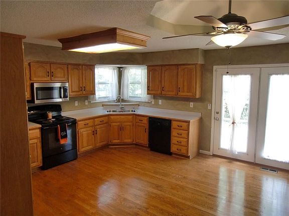 4th image of 114 E Calico Dr