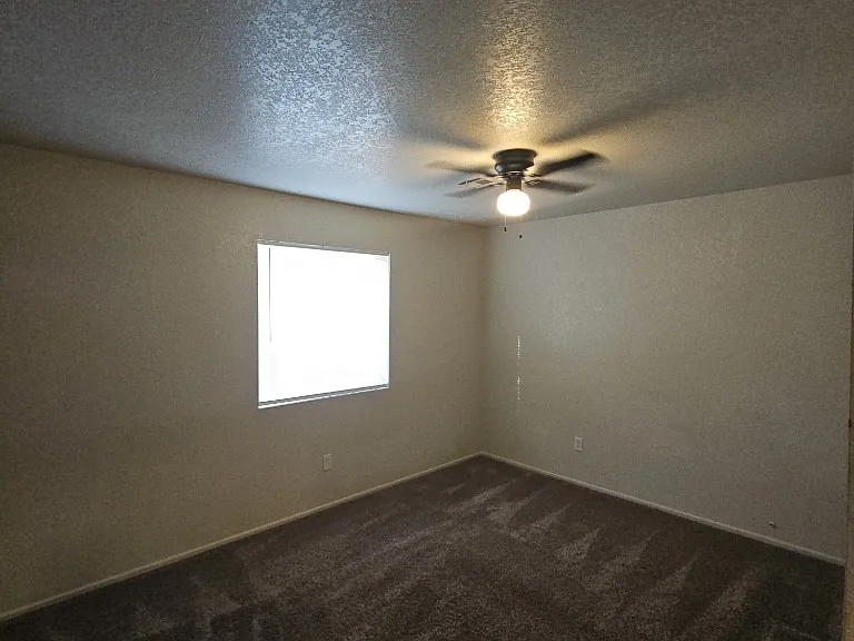Middle bedroom, new ceiling fan and new blinds