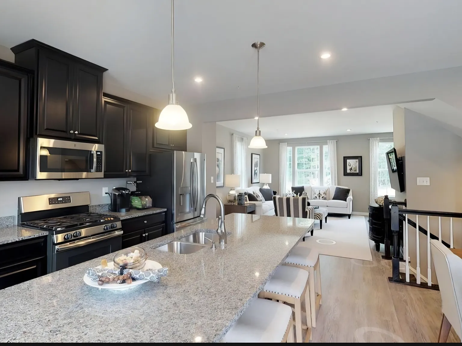 4 bed, 2000 sqft, $2,195 — Photo 4