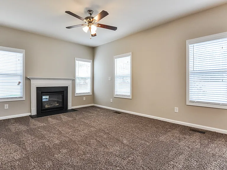 16 Hollyridge Ct — Photo 2