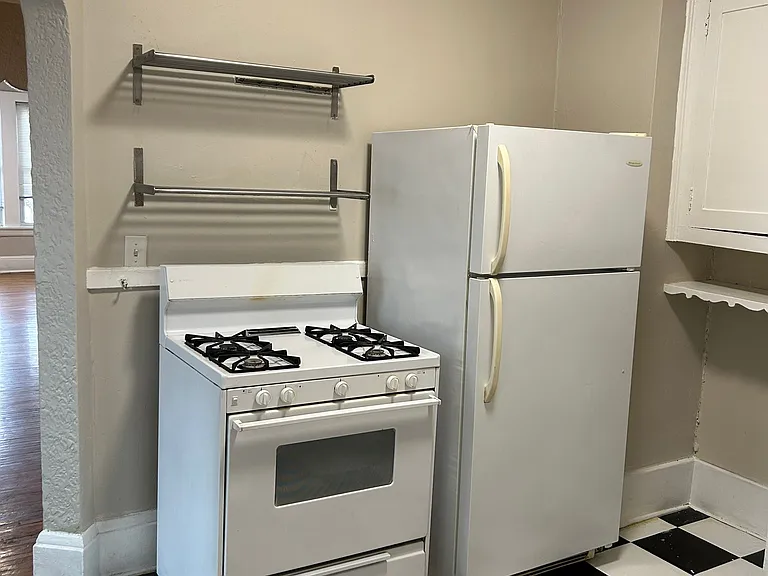 710 Pelham Apartments — Photo 13