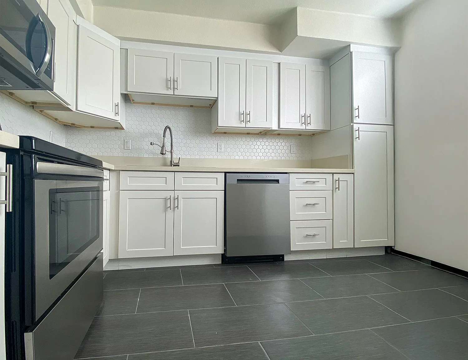 The Diplomat Apartments — Photo 2