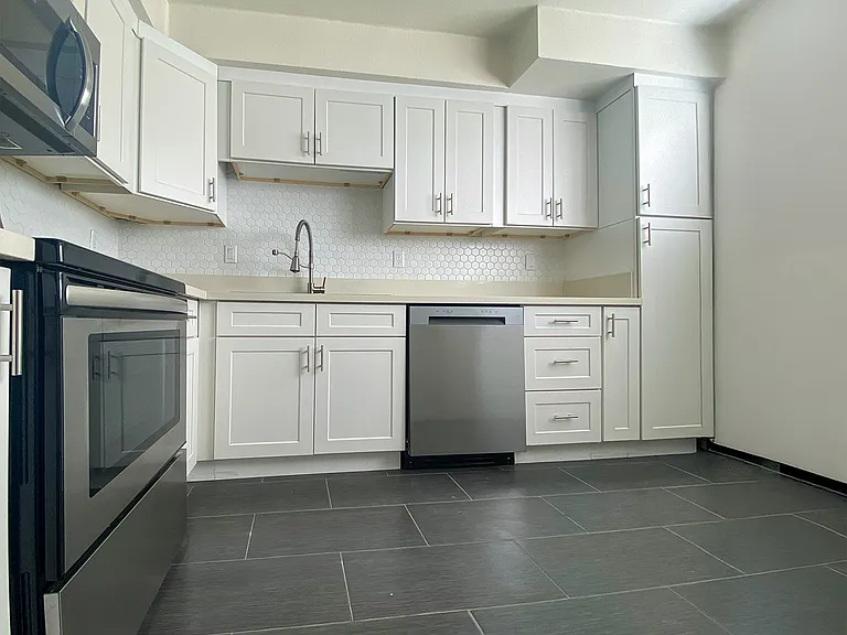 The Diplomat Apartments — Photo 2