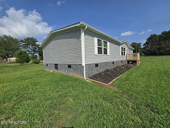 3rd image of 1480 Cunningham Rd W