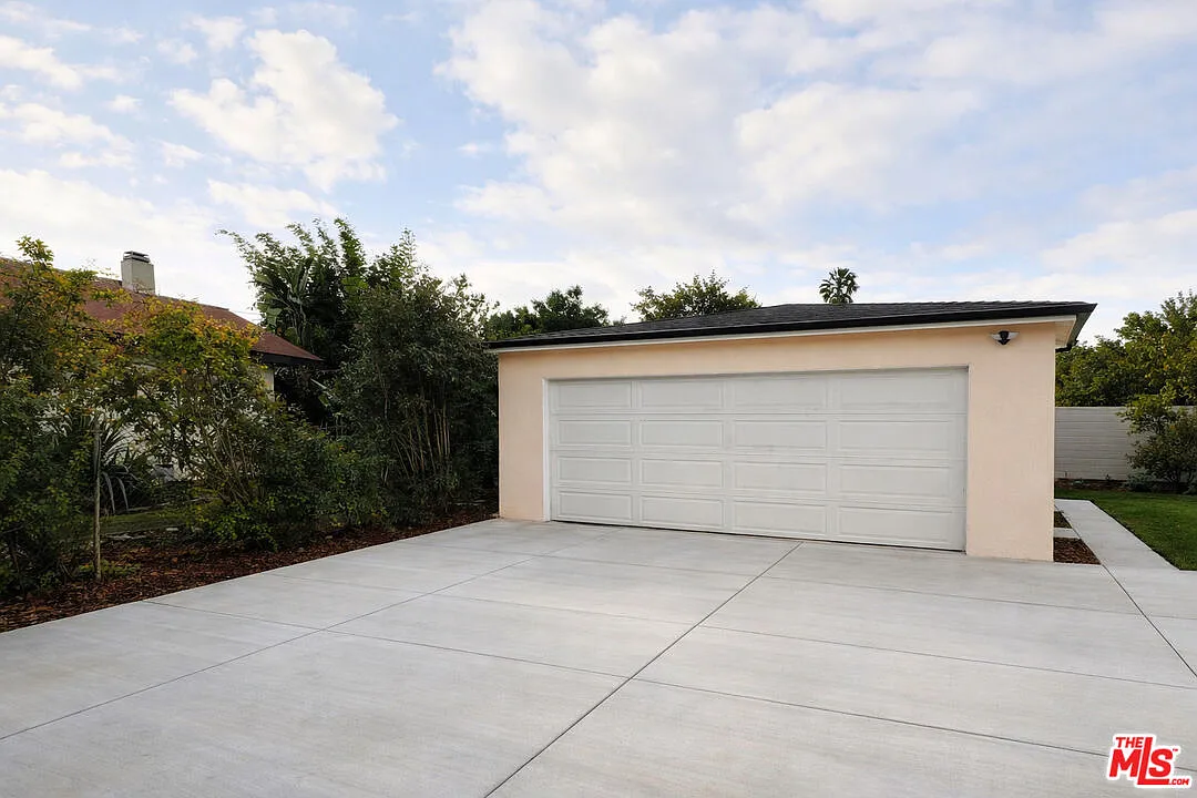 3 bed, 2.0 bath, 1208 sqft, $4,500 — Photo 3