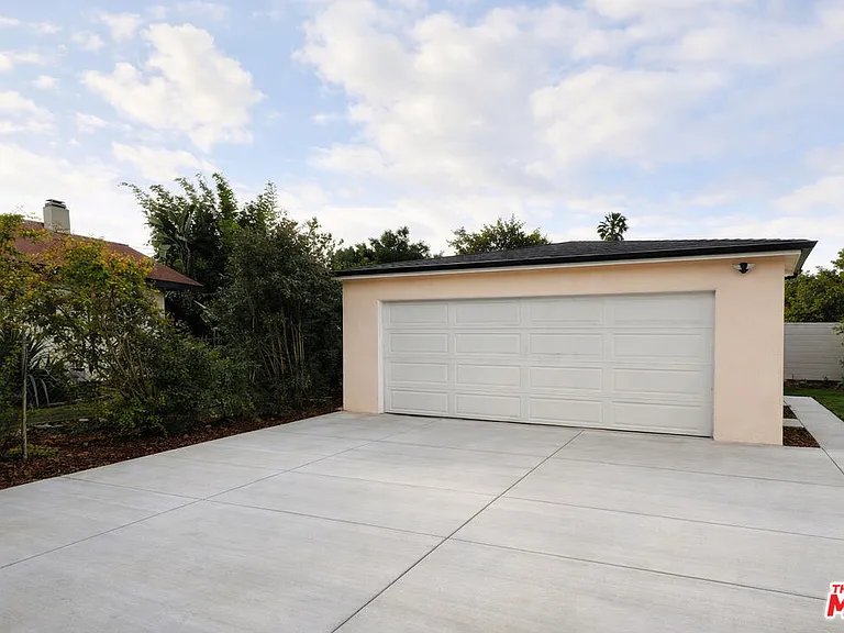 15605 S Berendo Ave — Photo 3