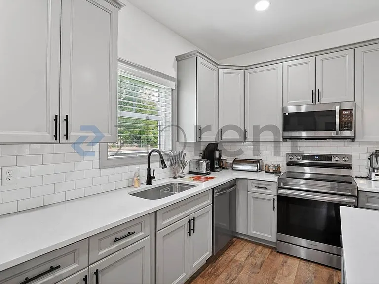 1934 Elizabeth St — Photo 9