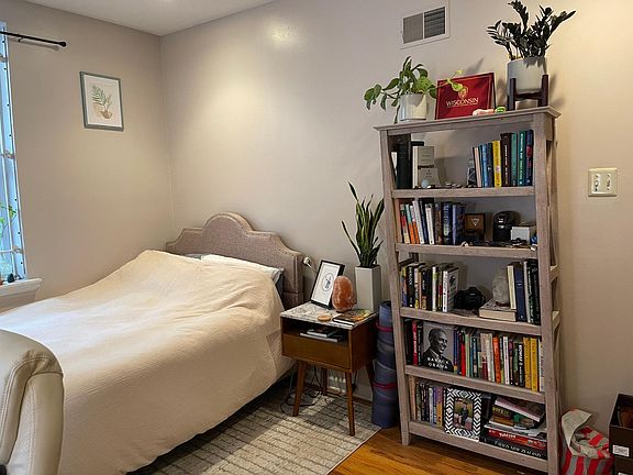 5th image of 2319 Christian St #1