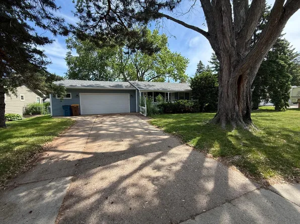 2203 Lakeaires Blvd, White Bear Lake, MN 55110