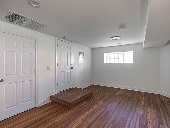 3rd image of 3107 N Harding Ave #1W