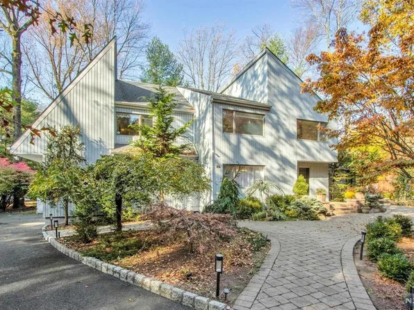 2 Blue Sky Ln, Montvale, NJ 07645
