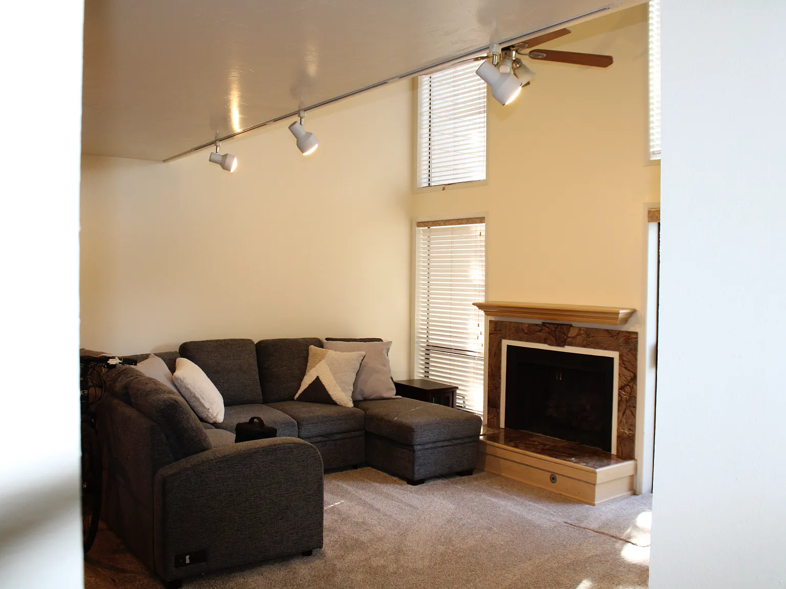1 bed, 1000 sqft, $2,400 — Photo 1