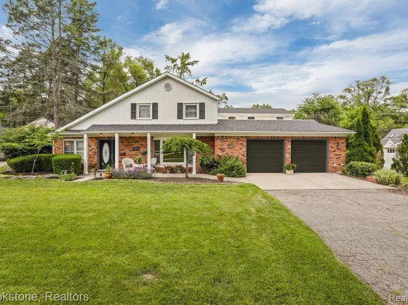 7222 Buckthorn Dr, West Bloomfield, MI 48324